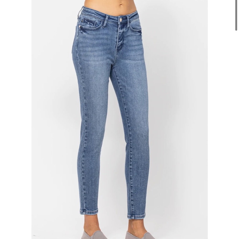 Judy Blue Classic Relaxed Fit Viral Jeans! - Picture 6 of 11